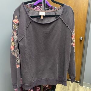 Thin sweatshirt with beautiful designs on arms